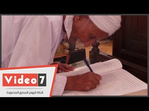 بالفيديو..شاهد ماذا كتب رجل عجوز في دفتر عزاء جمال عبد الناصر