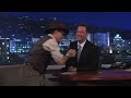 Johnny Depp besa a presentador norteamericano