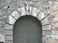Questo video ha lo scopo di divulgare la conoscenza di uno degli aspetti maggiormente significativi del Centro Storico di Sanza: i Portali.  Attraverso un excursus cronologico di cinque secoli vi invitiamo ad apprezzare una produzione artistica e artigianale di notevole interesse quasi del tutto sconosciuta.Litinerario comincia con il portale più antico, forse risalente ai secc. XIV-XV, e si conclude con alcuni esempi di portali di fine Ottocento. Il portale costituiva lingresso allabitazione pertanto assumeva quasi sempre un valore simbolico di rilievo: spesso la sua funzione era quella di attestare il prestigio e il valore della famiglia. Non è un caso che i portali di maggior qualità appartennero  alle residenze delle famiglie più ricche e potenti del paese (Palazzo Baronale, Palazzo Campolongo, Casa dei Barzelloni, dei de Benedictis, dei Bonomo, dei Fusco, e di tante altre famiglie).  Naturalmente il nostro intento è stato quello di raccogliere materiale fotografico relativo alle maggiori testimonianze conservate. Lo scopo principale delliniziativa è quello di far  conoscere il nostro patrimonio. È solo con la conoscenza che si conserva. Il centro storico di Sanza, già ampiamente devastato da rifacimenti e restauri inopportuni, dovrà necessariamente essere valorizzato e soprattutto preservato, affinché il patrimonio artistico dei nostri antenati sia tramandato a quanti verranno dopo di noi. Foto e Video di Gennaro De Stefano ;Testi di Stefano De Mieri.