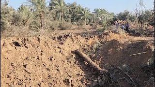 مواطنون يتفقدون آثار القصف الإسرائيلي على مزارعهم في مخيم المغازي وسط قطاع غزة