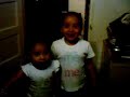 Marlene y Arleth bailando