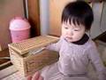 オムツの準備を自らする1歳児