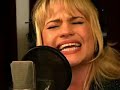 sings