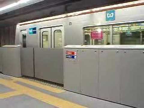 副都心線渋谷駅　電車が発車します