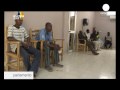 Le Mali est considéré comme le troisième pays le plus pauvre au monde, et ils sont de plus en plus nombreux à partir, ailleurs en Afrique ou en Europe. Pour soutenir le développement économique du pays et endiguer l'immigration clandestine, l'Union européenne a ouvert un centre à Bamako.