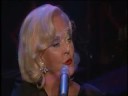 angelika milster - die rose 2008 

liebe ist wie wildes wasser,
das sich durch felsen zwengt.
liebe ist so wie ein messer,
das dir im herzen brennt.

sie ist s�� und sie ist bitter,
ein sturmwind und ein hauch.
f�r mich ist sie eine rose,
f�r dich ein dornenstrauch.

wer nie weint und niemals trauert,
der wei� auch nichts vom gl�ck.
wer das sucht, was ewig dauert,
findet es im augenblick.

wer nie nimmt, kann auch nicht geben
und wer sein leben lang
immer angst hat vor dem sterben,
f�ngt nie zu leben an.

wenn du denkst, du bist verlassen
und kein weg f�hrt aus der nacht,
f�ngst du an, die welt zu hassen,
die nur andere gl�cklich macht.

doch vergi� nicht, an dem zweig dort
der bei nacht im schnee erfror,
bl�ht im fr�hjahr eine rose
so sch�n wie nie zuvor.

(vergessen sie nie, den moment zu leben!!)