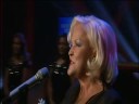 angelika milster - die rose 2008 

liebe ist wie wildes wasser,
das sich durch felsen zwengt.
liebe ist so wie ein messer,
das dir im herzen brennt.

sie ist s�� und sie ist bitter,
ein sturmwind und ein hauch.
f�r mich ist sie eine rose,
f�r dich ein dornenstrauch.

wer nie weint und niemals trauert,
der wei� auch nichts vom gl�ck.
wer das sucht, was ewig dauert,
findet es im augenblick.

wer nie nimmt, kann auch nicht geben
und wer sein leben lang
immer angst hat vor dem sterben,
f�ngt nie zu leben an.

wenn du denkst, du bist verlassen
und kein weg f�hrt aus der nacht,
f�ngst du an, die welt zu hassen,
die nur andere gl�cklich macht.

doch vergi� nicht, an dem zweig dort
der bei nacht im schnee erfror,
bl�ht im fr�hjahr eine rose
so sch�n wie nie zuvor.

(vergessen sie nie, den moment zu leben!!)