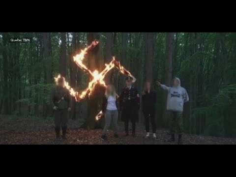 Versteckte Kamera: Polnische Neonazis feiern im Wald Hi ...