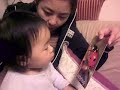baby Arein reads flash card