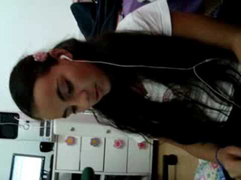Natália cantando