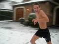 videos de fou dans la neige en short (presqua poil)