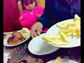 eillen comiendo pollo