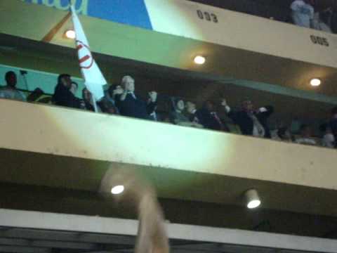 Hincha enseña cómo Vargas Llosa flameó la bandera de la ‘U’ en la Noche Crema