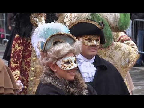 Prunkvolle Masken und heiße Kostüme beim Karneval