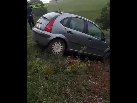 Kiedy poprosisz rolnika o wyciągnięcie auta i nie wszystko idzie zgodnie z planem