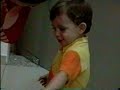Leleco recebendo o presente do Dindo Leleco recebendo o presente do Dindo