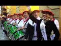 El Alarde ha terminado. Todas las compañías van bajando por la Calle Mayor mientras que la Banda y la Tamborrada tocan 