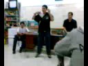 Lucas Velloso cantando na aula de artes