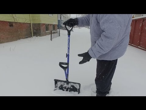 Pelle à neige noire de 18 po Shovelution par Snow Joe en polycarbonate avec  double manche à ressort SJ-SHLV01