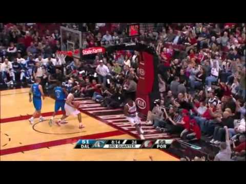 Gerald Wallace steals and dunks against Mavericks