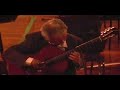 sonata de antonio lauro 3er mov.


el maestro leopoldo igarza realiza estudios con los maestros raul borges, manuel e. perez diaz y vicente emilio sojo en venezuela y regino sainz de la maza en el real conservatorio superior de musica de madrid.
obtiene de manos del maestro antonio lauro el grado de maestro compositor siendo casualmente un guitarrista el unico graduado en este campo con tan insigne maestro universal.
igarza ha forjado una solida escuela guitarristica en venezuela,la cual se basa en el pensamiento logico y correcto de cada movimiento en favor de la interpretacion musical y la expresion,asi como un analisis profundo de las obras en favor de la tecnica.sus discipulos,reconocidos por el alto nivel alcanzado,han sido merecedores de reconocimiento y premios nacionales e internacionales los cuales reafirman la figura de igarza como el mas representativo formador de guitarristas del pais.ha sido jurado de los concursos de mayor renombre a nivel nacional como el concurso 