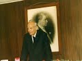 Rıfat Ilgaz'ın kendi sesinden SAHİPSİZŞükran Kurdakul'aDüşündürür hasta halimde beni:Cenaze sabahları, koğuşta;Atılmış bir ceket, sahipsiz...Diş fırçası, derece,Çerçevesinde gülen bir kadın...Düşünürüm, penceremiz her zaman açık,Trenler önümüzden kalkar,Yolların kavşağında hastanemizTrenler dizi dizi,Anadolu, yol boyunca Anadolu,Benim senetli sepetli toprağım,Sahipsiz!Rıfat IlgazDevam adlı şiir kitabından 1943Bütün Şiirleri 1927-1991(Çınar Yayınları)