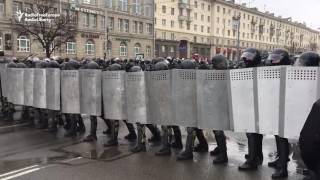 Běloruská policie tvrdě potlačila protivládní demonstraci, v Minsku sílí napětí