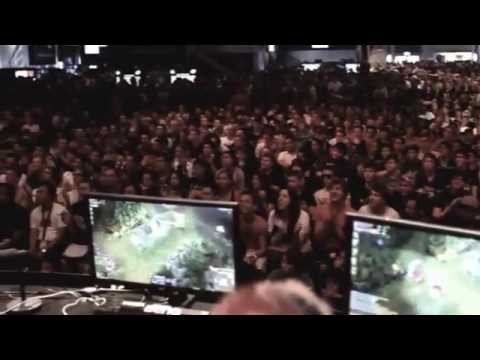 What Makes League of Legends Big