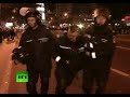 Al menos seis personas resultaron heridas en Rumania cuando más de 1.000 personas se enfrentaron con la policía, que utilizó gases lacrimógenos y bengalas para repeler a los manifestantes que bloquearon la principal carretera de la capital, Bucarest. El Gobierno convocó a una reunión de emergencia este domingo para discutir las violentas protestas que no muestran señales de disminuir después de que manifestantes, enojados por las medidas de austeridad, lanzaran piedras y bombas incendiarias a la policía. Las manifestaciones comenzaron el pasado jueves en apoyo de un funcionario de Salud que dimitió porque se oponía a las reformas en esa área impulsadas por el Gobierno. El presidente rumano, Traian Basescu, retiró el proyecto de ley de salud el pasado viernes, pero las protestas continuaron. Basescu, de 60 años, llegó al poder en 2004. Entonces prometió ser un mandatario activo, pero ahora se convirtió en el blanco principal de la ira de los manifestantes. Sigannos en twitter.com www.facebook.com RT en vivo: actualidad.rt.com