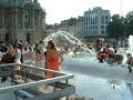 bataille d'eau pendant l'int�gration autour de la fontaine de la place r�publique � lille.