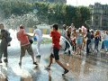 bataille d'eau pendant l'int�gration autour de la fontaine de la place r�publique � lille.