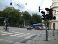 Reportaż na temat sygnalizacji, a raczej braku sygnalizacji przy Poczcie głównej, ukazujący to iż tam gdzie państwo nie ma kontroli żyje się lepiej.