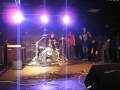 Backstage ; Ben aan het drummen