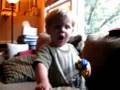 videos de Liam & Owen: Liam saw a picture of Owen on a beach