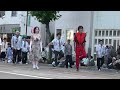 2009年８月３日に行われた「ワッショイはこだて 堀川～五稜郭コース」で函館市役所が踊っていた「スリラー」。 始まる前に少しだけ「Beat It」が流れていますが、休憩の為のものです。 マイケルに扮している方より隣の女性の踊りのキレに惚れて、アップで映しています。 全体を見たかった方、すみません。