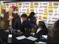 Modelo se desmaya durante conferencia de prensa