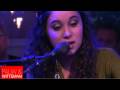 Karsu Dönmez zingt Çok Uzaklarda
