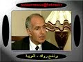 أحمد علي الزين: علماً بأنه كان إلك يعني مواقع إدارية في وزارة الثقافة يعني كنت مندوباً للوزارة في أكثر من بلد وفي أكثر من وقت..المسرحي عبد الكريم برشيد: تماماً..أحمد علي الزين: يعني لماذا هذا العقاب إنه يعني تُكافأ كمدير ناحية وتمنع من العرض؟المسرحي عبد الكريم برشيد: هذا كعمل إداري وأنا دائماً كنت أميّز بين أنا..أحمد علي الزين: الإدارية..المسرحي عبد الكريم برشيد: الموظف أؤدي عملاً، وبين آرائي.أحمد علي الزين: هل أضافت إليك تلك التجربة شيئاً يعني العمل الإداري؟ أم خسّرك؟المسرحي عبد الكريم برشيد: لم تضف إليّ شيئاً فأنا الوحيد، أقولها الوحيد من مندوبي وزارة الثقافة الذي لم يكن له بيت إداري، لم تكن له سيارة تابعة فـ..أحمد علي الزين: هذه رغبتك؟ أم يعني نوعاً من الحرمان؟المسرحي عبد الكريم برشيد: نوع من الحرمان، وكانت في نفس الوقت رغبة حتى لا أضطر في أي وقت ليقولوا لي هات مفاتيح السيارة وهات البيت وتفضل من غير مطرود.ً.يعني ماذا عن علاقتك بالزمن وأنت الذي خاطبك النفري مرة وقال لك: عليك أن تتعوّد الانصراف أيضاً، وليس الإقبال دائماً؟ عبد الكريم برشيد: فعلاً الزمن صيرورة.. صيرورة مياهٌ تجري، وشخصية من شخصياتي وهو شخصية غموض في مسرحية عطيل والخيل والبارود، يسأله عطيل: من أنت؟ فيقول: أنا نهر دائم الجريان. أنا من كنته بالأمس ثمّ اختفى. أنا من أكون الآن ومن سوف أكون. فالإنسان حالاتٌ من الوجود, حالاتٌ غضب، حالاتٌ انشراح, حالاتٌ وجد, حالاتٌ هذه..أحمد علي الزين: حزن حالاتٌ فرح..عبد الكريم برشيد: حالات فرح حالات غضب, هذا الكمّ الهائل المتداخل كيمياء الحالات هو ما يصنع الإنسان, والقابض على الحالة كالقابض على الجمر, والقابض على الهواء وعلى الفراغ, وبذلك..أحمد علي الزين: وأنت قلت مرة أن الزمن يشبه السيف ربما إذا لم تمسكه من المقبض..عبد الكريم برشيد: تماماً إذا لم تمسكه من المقبض يجرح..أحمد علي الزين: يجرح اليد..عبد الكريم برشيد: تماماً، فكل الأشياء لها مقابض، وتعرف من أين تقبضها, وبذلك فأنا أؤمن بأن كل شيء صيرورة وأن الأساس هو التغيّر, والكائن الإنساني هو محرِّك ومتحرك، وهو مغير ومتغير, والذين لا يتغيرون هم الأحجار الصمّاء، والإنسان في الواقع يتغير.أحمد علي الزين: على سيرة الزمن أيضاً من جملة الأشياء التي تخشاها هي تكات الساعة..عبد الكريم برشيد: تماماً.. تماماً..أحمد علي الزين: وتقول أنها ربما تخرّب عليك شطحات الخيال.عبد الكريم برشيد: تماماً.. أنا شخصياً أخاف.. يقلقني بما يسمى Monotony التكرار يقلق..أحمد علي الزين: ويقلق مثل صوت الساعة قلق، وهذه اسمها بالإنكليزي..عبد الكريم برشيد: تماماً هي تعمل طق طاق يمكن..أحمد علي الزين: كان أفضل..عبد الكريم برشيد: كان أفضل أما أن تكرر نفس الدقة..أحمد علي الزين: مونيتور..عبد الكريم برشيد: لملايين ملايين من الدقات شيء..أحمد علي الزين: شيء لا يُحتمل..عبد الكريم برشيد: لا يُحتمل, تصور أن حتى الآن عندما نقول لا جديد تحت الشمس, ولكن الإحساس بالشمس هو المتجدد