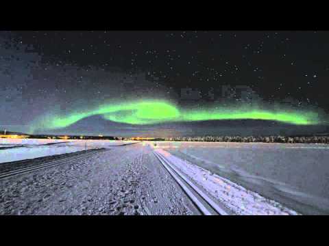 Äkäslompolo - Eine Zeitrafferaufnahme des Nordlichts (Aurora Boeralis) über Äkäslompolo, Lappland bei -33 Grad Celsius.