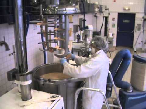 cosmetique - Les Opérateur de fabrication en cosmétique sont des métiers recherchés car des difficultés de recrutement sont rencontrées. Ce film montre le rôle de l'opéra...