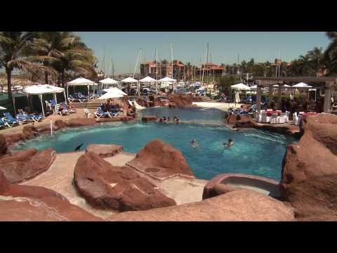 Why Millions of Americans & Canadians are Moving to Mexico