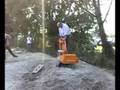 Escavatore RC alza una persona