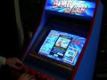 cabina recreativa multijuegos decorada con los motivos cl�sicos arcade 