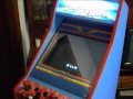 cabina recreativa multijuegos decorada con los motivos cl�sicos arcade 
