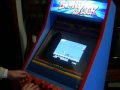 cabina recreativa multijuegos decorada con los motivos cl�sicos arcade 