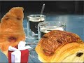 Un petit pain et un croissant s\ Un petit pain et un croissant s\