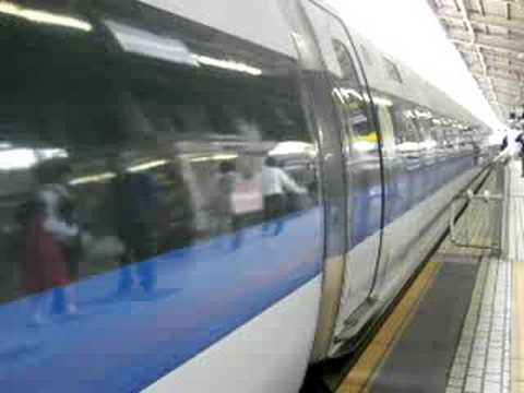 ＧＷの新大阪駅を発車する５００系
