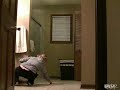 Brutal caida en el baño