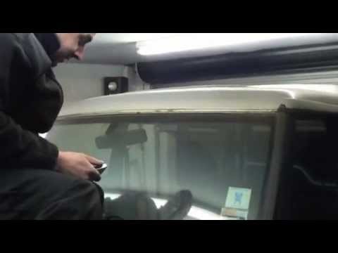 How To Remove a Bonded Windscreen From a Land Rover Discovery