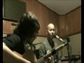 ensaio em est�dio. 

alysson takaki (voz) e bruno albuquerque (viol�o)

mil palavras

passo dias a pensar em voc�
se o que falta em mim te faria
querer me deixar
antes que eu fosse mais que uma voz
procurando conson�ncias e
ecoar todo em voc�

se eu tivesse mil palavras
pra falar do meu amor
te daria os versos mais bonitos
mesmo incapaz de t�-los t�o puros
quanto o que eu sinto

se eu tivesse muitas vidas
e teu ar fosse o meu amor
te daria a eternidade
que h� tanto tomou meu cora��o
me fez oceano
nas �guas do teu mar

alysson takaki - m�sica e letra